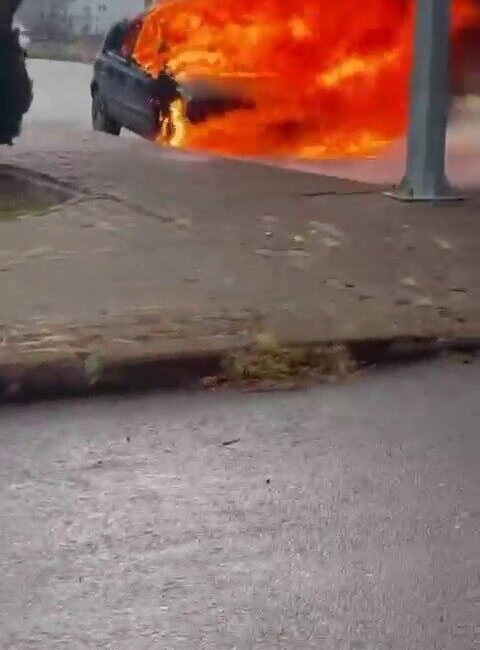 Sivas'ta Kılavuz Mahallesi'nde bir otomobilin motor kısmından çıkan yangın, aracı