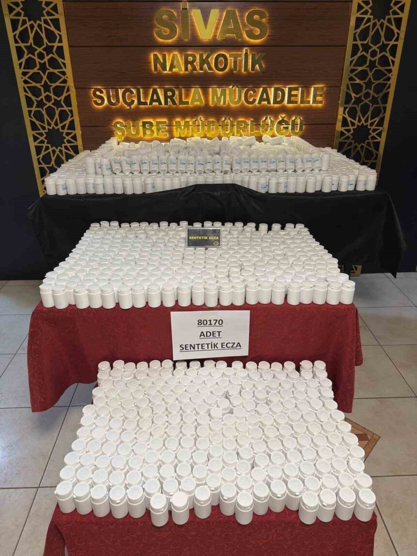 Sivas’ta narkotik ekiplerinin düzenlediği operasyonda 7 kişi gözaltına alındı, 80 bin hap ve 3,19 gram esrar ele geçti.