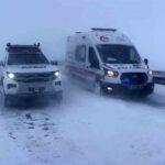 Sorguncuk mevkiinde 5 aracın karıştığı kazada 4 kişi yaralandı, yol trafiğe kapandı.