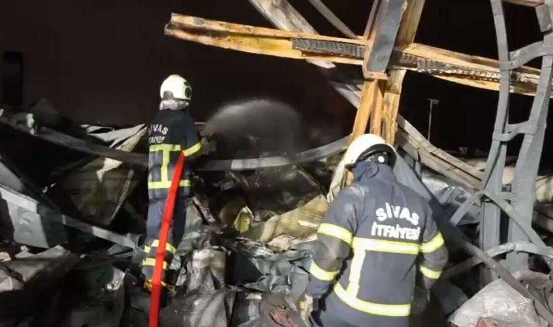 Kırıkkale’deki Kimya Fabrikasında Meydana Gelen Yangına Sivas’tan İtfaiye Ekipleri Destek Gönderdi Kırıkkale'nin Yahşihan ilçesindeki bir kimya fabrikasında çıkan yangına Sivas'tan gelen