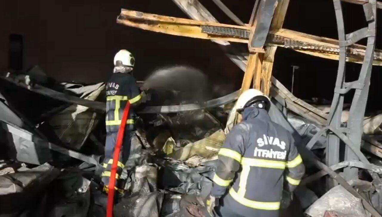 Kırıkkale'nin Yahşihan ilçesindeki bir kimya fabrikasında çıkan yangına Sivas'tan gelen