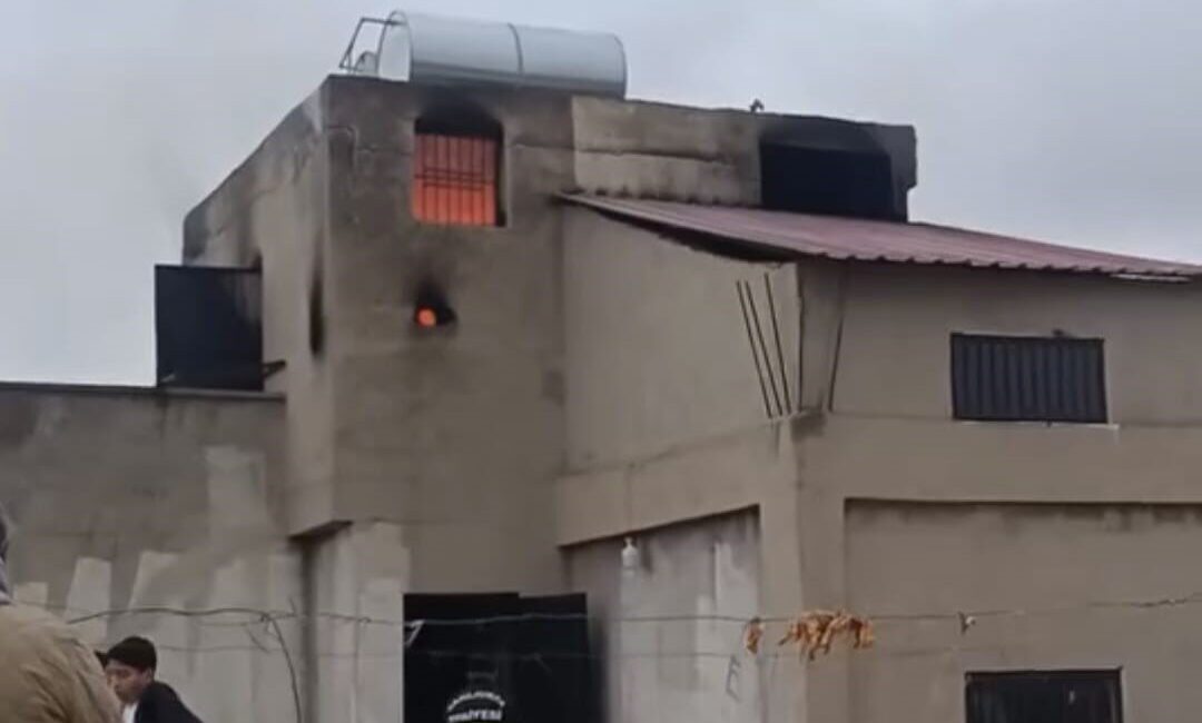 Şanlıurfa'nın Siverek ilçesindeki Kale Mahallesi'ndeki bir apartmanın çatı katında yangın