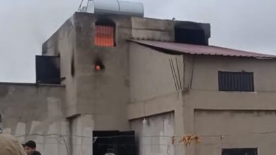 Şanlıurfa'nın Siverek ilçesindeki Kale Mahallesi'ndeki bir apartmanın çatı katında yangın