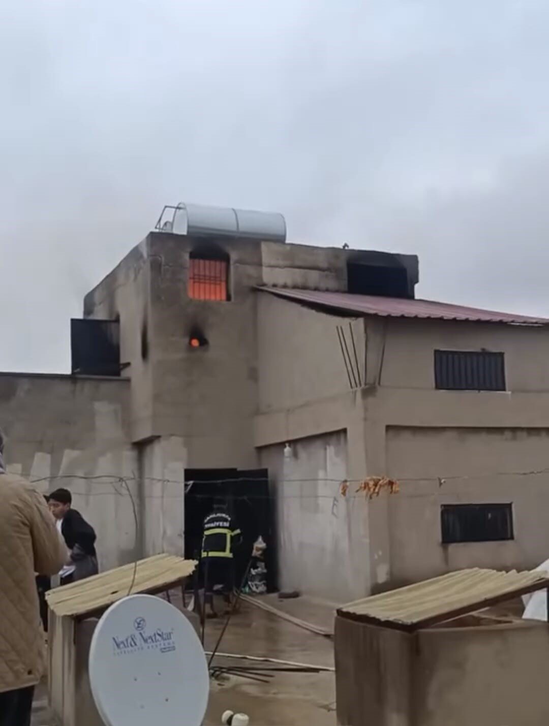 Şanlıurfa'nın Siverek ilçesindeki Kale Mahallesi'ndeki bir apartmanın çatı katında yangın