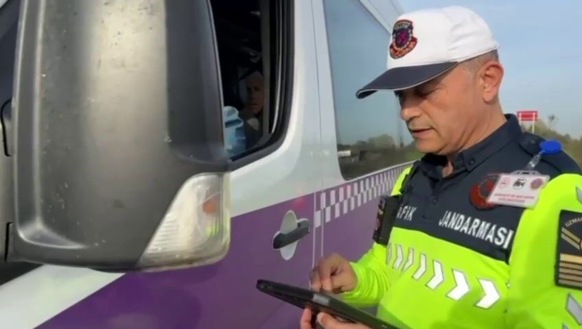 Sakarya’da Jandarma, Toplu Taşıma Araçlarında Güvenli Ulaşım İçin Gizli Denetim Yürüttü Sakarya İl Jandarma Komutanlığı, ulaşım güvenliğini sağlamak amacıyla sivil kıyafetli