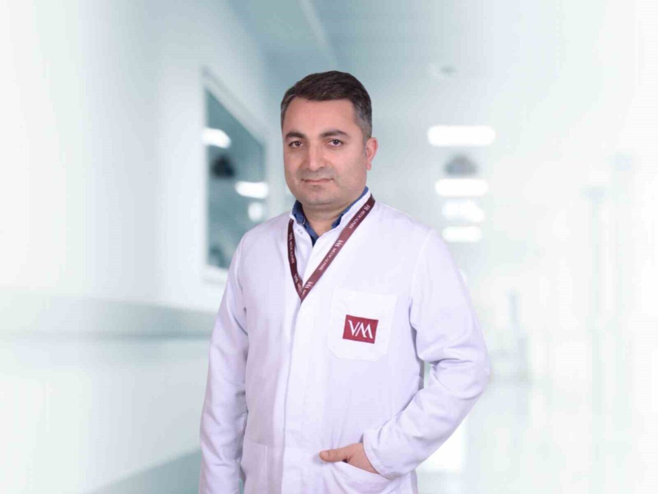 Doç. Dr. Hanifi Üçpunar, skolyozun doğru yaklaşımla yönetilebileceğini belirtti. Hafif