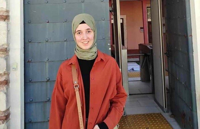 Zonguldak’ta Şofbenden Sızan Gazdan Zehirlenen Polis Memurunun Kızı Hayatını Kaybetti Zonguldak'ta polis memuru Özcan Çetinkaya'nın kızı 18 yaşındaki Şebnem Çetinkaya,