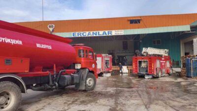 Antalya'nın Kepez ilçesindeki bir soğuk hava deposunda çıkan yangın, hızlı