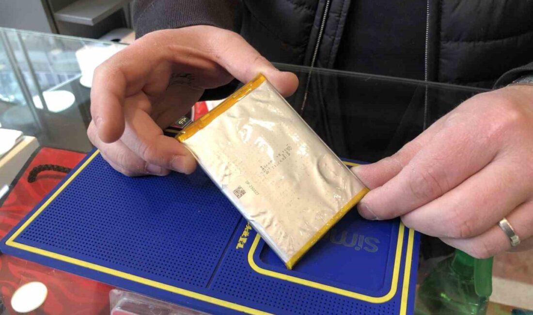 Soğuk Hava Telefon Bataryalarının Ömrünü Kısaltıyor, Uzmanlardan Bilinçli Kullanım Tavsiyesi Eskişehir'de telefon tamircisi Yiğit Aytekin, soğuk havaların cep telefonlarının bataryalarını