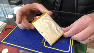 Eskişehir'de telefon tamircisi Yiğit Aytekin, soğuk havaların cep telefonlarının bataryalarını