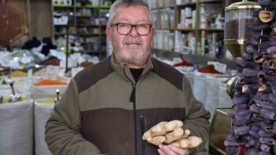 Kırşehir'in Uzun Çarşısı'ndaki baharatçılar, kış öncesi bitki çayı tüketimini öneriyor.