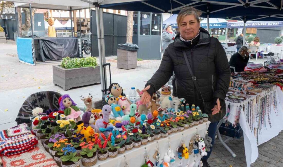 Soğuk Havanın Engelleyemediği Şükran Karol, Rengarenk El İşleriyle Eskişehir Sokaklarını Şenlendiriyor Ev hanımı Şükran Karol, Eskişehir'de soğuk havaya rağmen el emeği