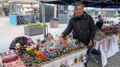 Ev hanımı Şükran Karol, Eskişehir'de soğuk havaya rağmen el emeği