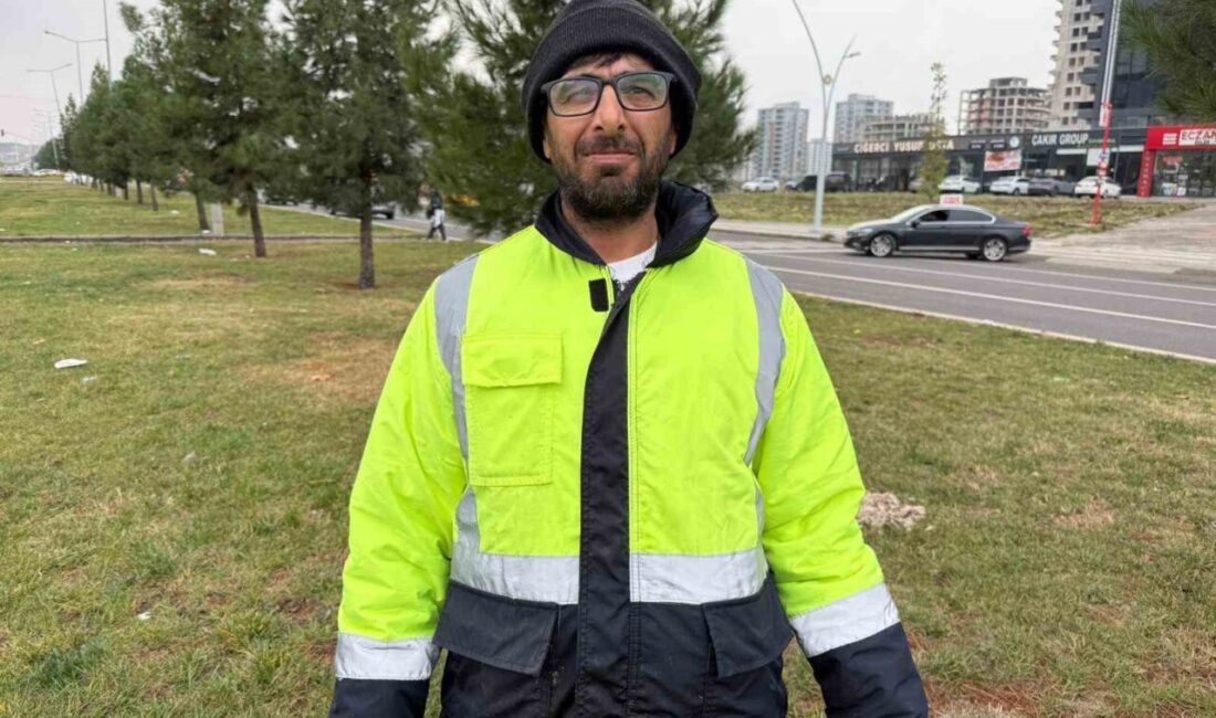 Diyarbakır'da yaşayan Kadir Aydoğmuş, çorap ve su satarak geçimini sağlarken