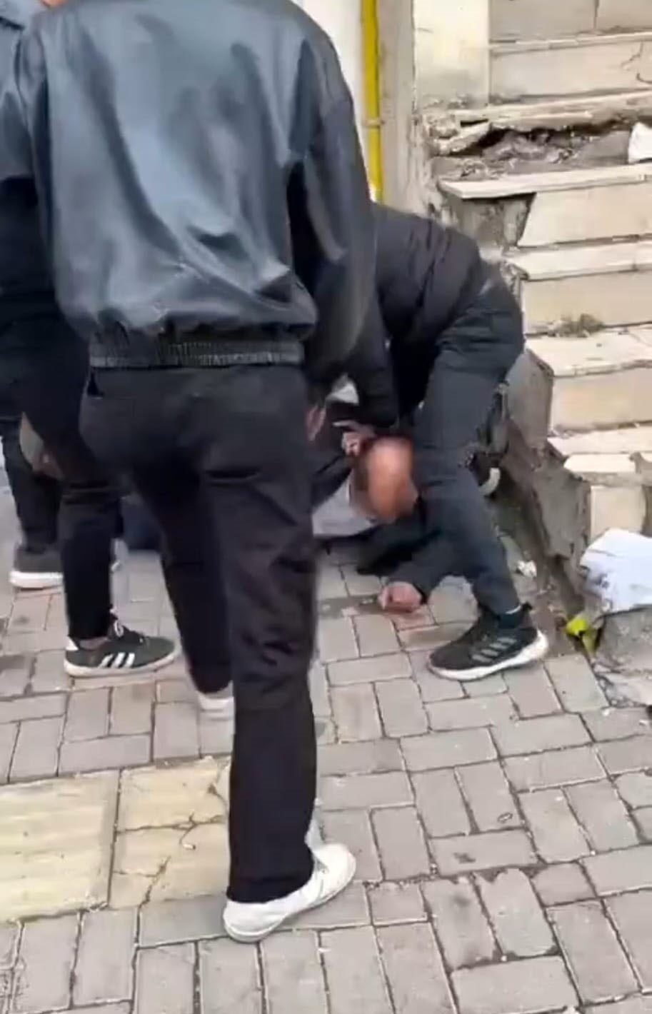 Şanlıurfa'nın Eyyübiye ilçesinde 50 yaşındaki Mehmet O., evinin önünde bir