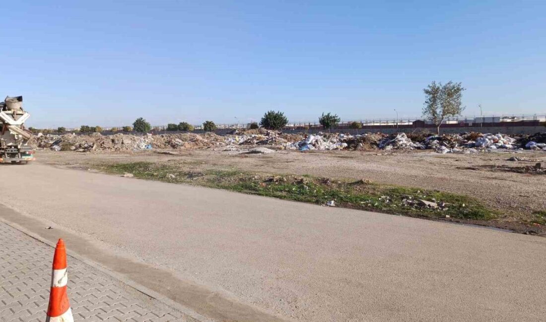 Adana'nın Ova Mahallesi'nde 19 yaşındaki Murat İnanmaz, sabah saatlerinde bıçaklanarak