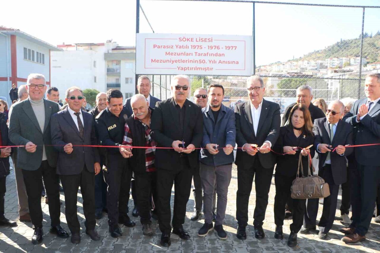 Söke Anadolu Lisesi, mezunları tarafından yaptırılan voleybol sahası ve Milli