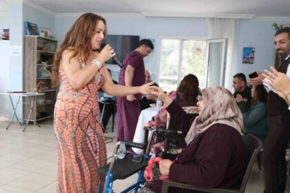 Söke Hilmi Fırat Huzur Evi’nde Erken Yılbaşı Kutlaması; Sanatçı Gülcan Esen Güleç Konser Verdi