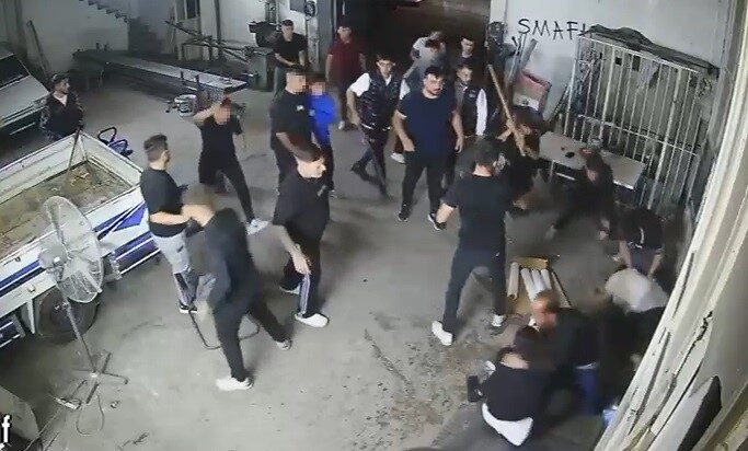 Konya’da Küçük Yaş Gruplarının Yer Aldığı Kavga Güvenlik Kameralarına Yansıdı Konya'nın Selçuklu ilçesinde, 14 Eylül'de yaşanan olayda Ferhat ve Sami