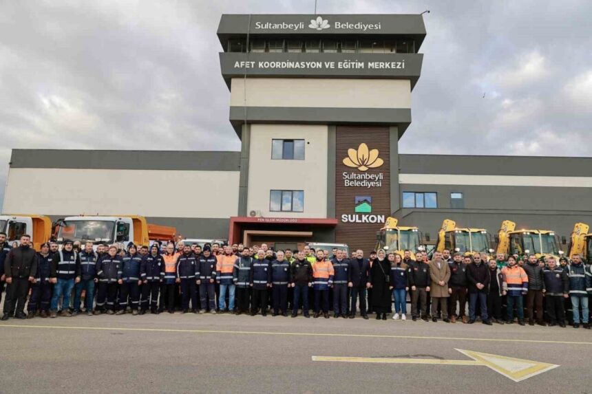 Sultanbeyli Belediyesi, kış hazırlıklarını tamamladı ve 300 personel, 60 araçla göreve hazırız açıklamasında bulundu.