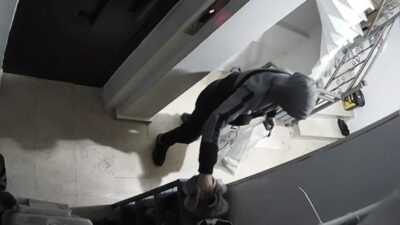 Sultangazi'de kapüşonlu hırsızlar, iki apartmandan çok sayıda ayakkabı çaldı. Güvenlik