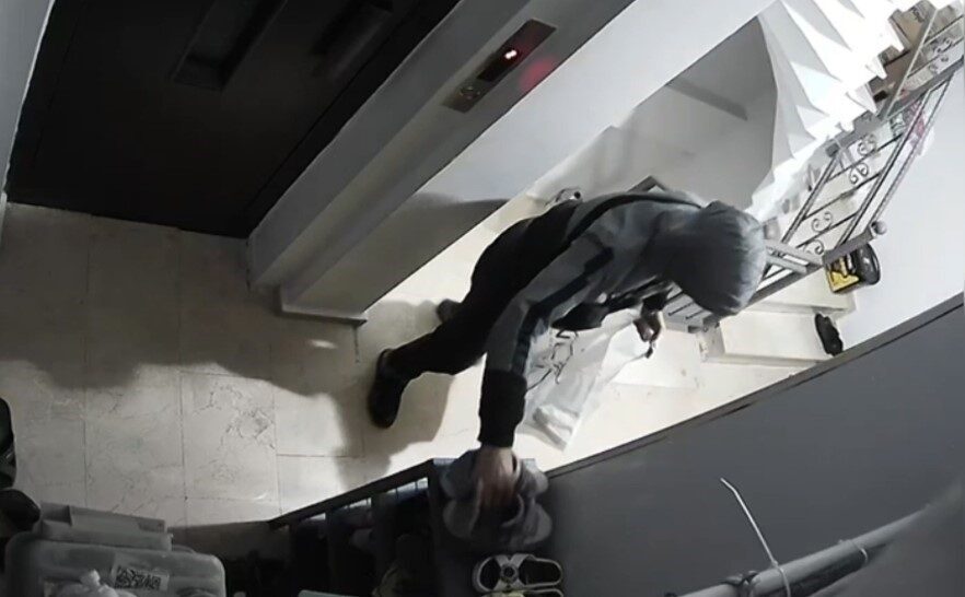 Sultangazi'de iki kapüşonlu hırsız, iki apartmandan birçok çift ayakkabı çaldı.