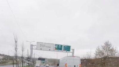 İstanbul Sultangazi’de bir sürücünün, arkasında bağladığı çok sayıda plastik kasa