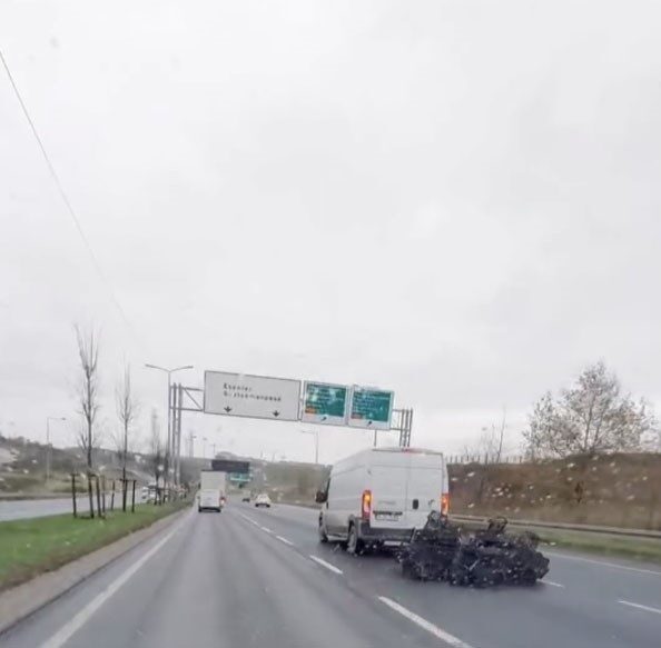 Sultangazi’de Panelvan Araçta Tehlikeli Taşıma Yöntemi Tespit Edildi İstanbul Sultangazi’de bir sürücünün, arkasında bağladığı çok sayıda plastik kasa