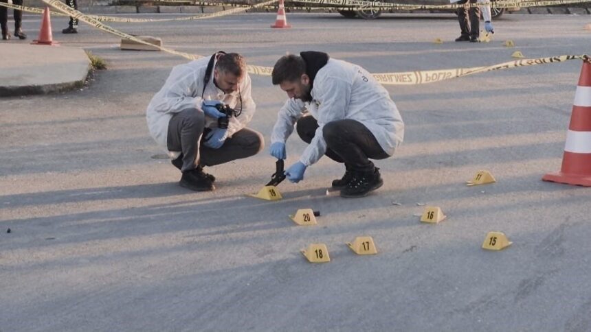 Sultangazi’de otobüs durağındaki kız öğrenciye silahlı saldırı yapıldı, bir siville birlikte saldırgan gözaltına alındı.