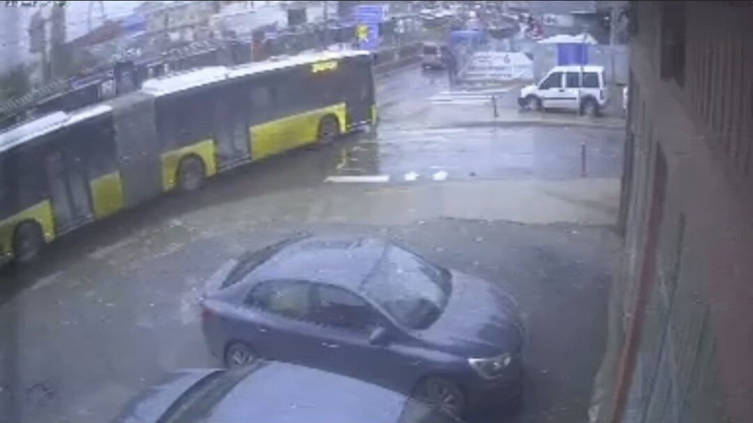 Sultangazi’de Kaygan Yolda Araçların Direğe Çarpması Sonucu Maddi Hasar Meydana Geldi Sultangazi'de yolda dökülen akaryakıt nedeniyle bir İETT otobüsü ve diğer