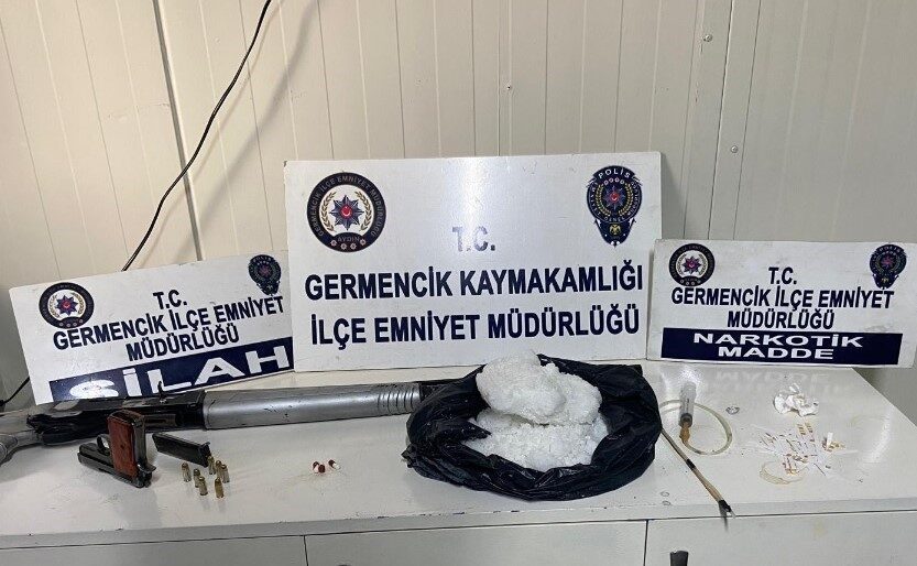 Germencik’te Uyuşturucu Operasyonu: 2 Kilogram Metamfetamin ve Silah Ele Geçirildi Aydın'ın Germencik ilçesinde M.Y. isimli şahsın evinde yapılan aramada 2