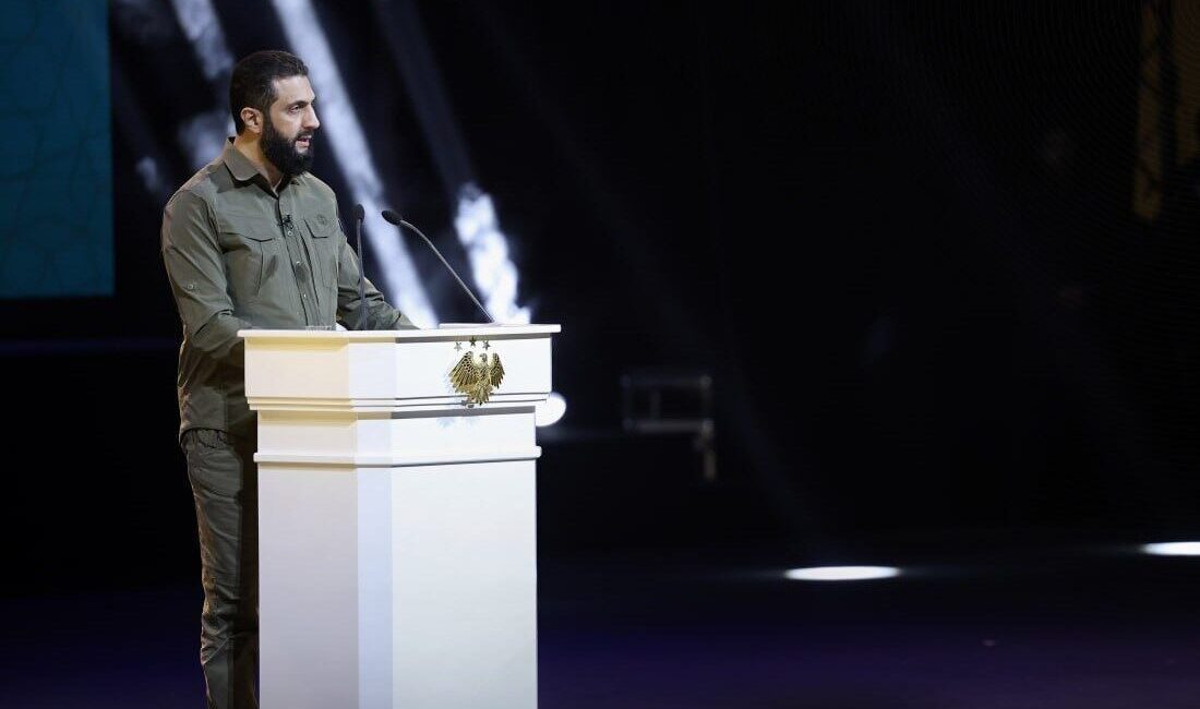 Suriye Devlet Başkanı Eş-Şara’dan Esad Rejiminin Çöküşüyle İlgili Önemli Açıklamalar Suriye Devlet Başkanı Ahmed eş-Şara, Esad rejiminin devrilmesinin birinci yıldönümünde