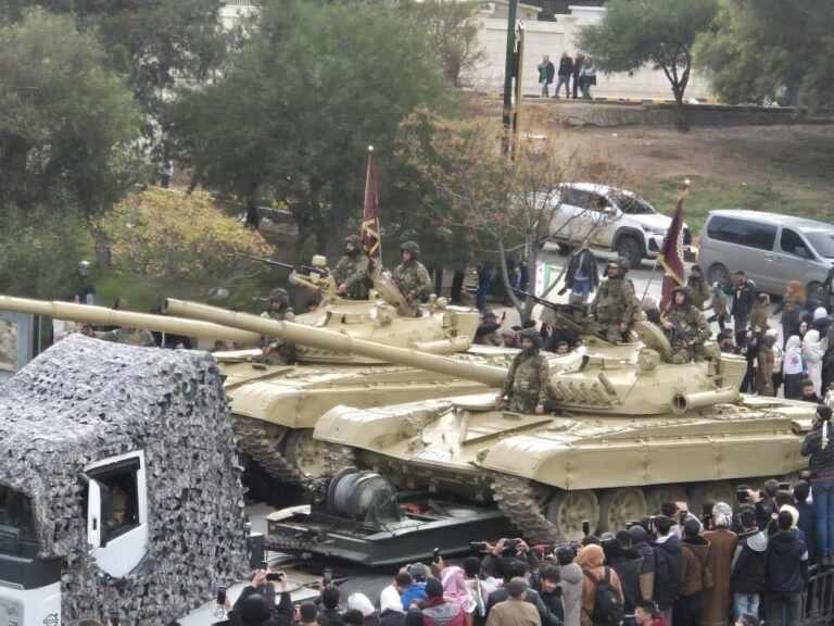 Suriye Devrimi’nin Birinci Yıl Dönümünde Coşkulu Kutlamalar ve Büyük Geçit Töreni Düzenlendi