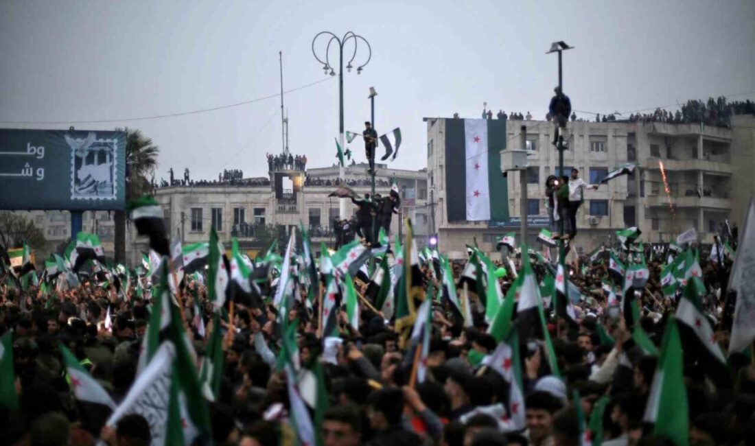 Suriyeliler, Esad rejiminin devrilmesinin birinci yıl dönümünü Şam'daki Emevi Meydanı'nda