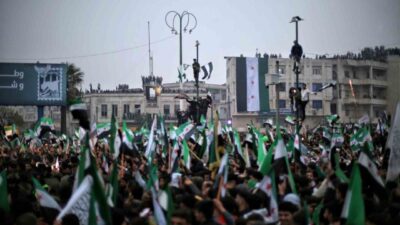 Suriyeliler, Esad rejiminin devrilmesinin birinci yıl dönümünü Şam'daki Emevi Meydanı'nda