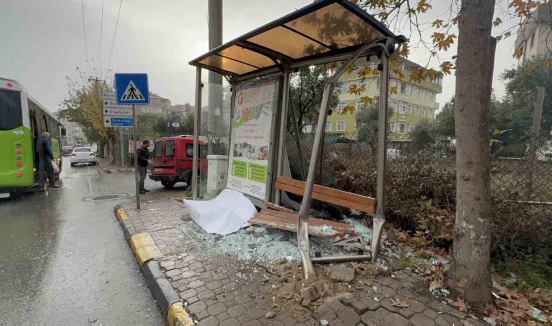Darıca’da Park Halindeki Araç, Otobüs Durağına Çarparak Kaza Yaptı Kocaeli'nin Darıca ilçesinde, Cami Mahallesi Tuzla Caddesi'nde park halindeki 41