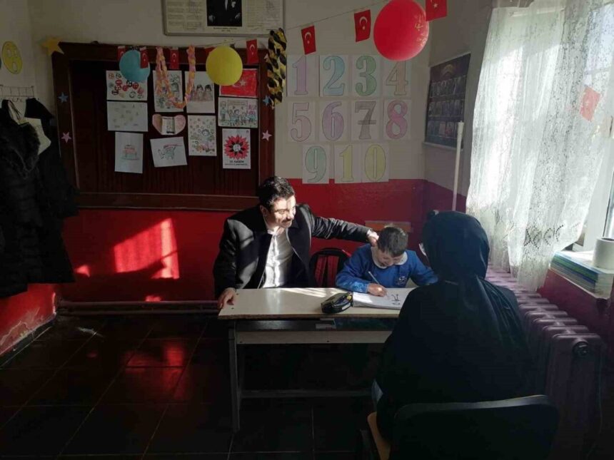 Susuz Kaymakamı Tutal, Atatürk İlkokulu’nu ziyaret ederek eğitim faaliyetlerini inceledi.