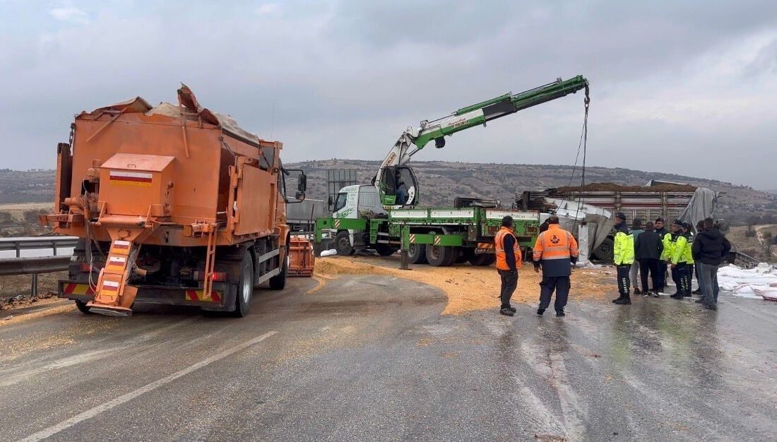 Gaziantep batı gişeleri yakınlarında meydana gelen 3 tırlık kazada yanma