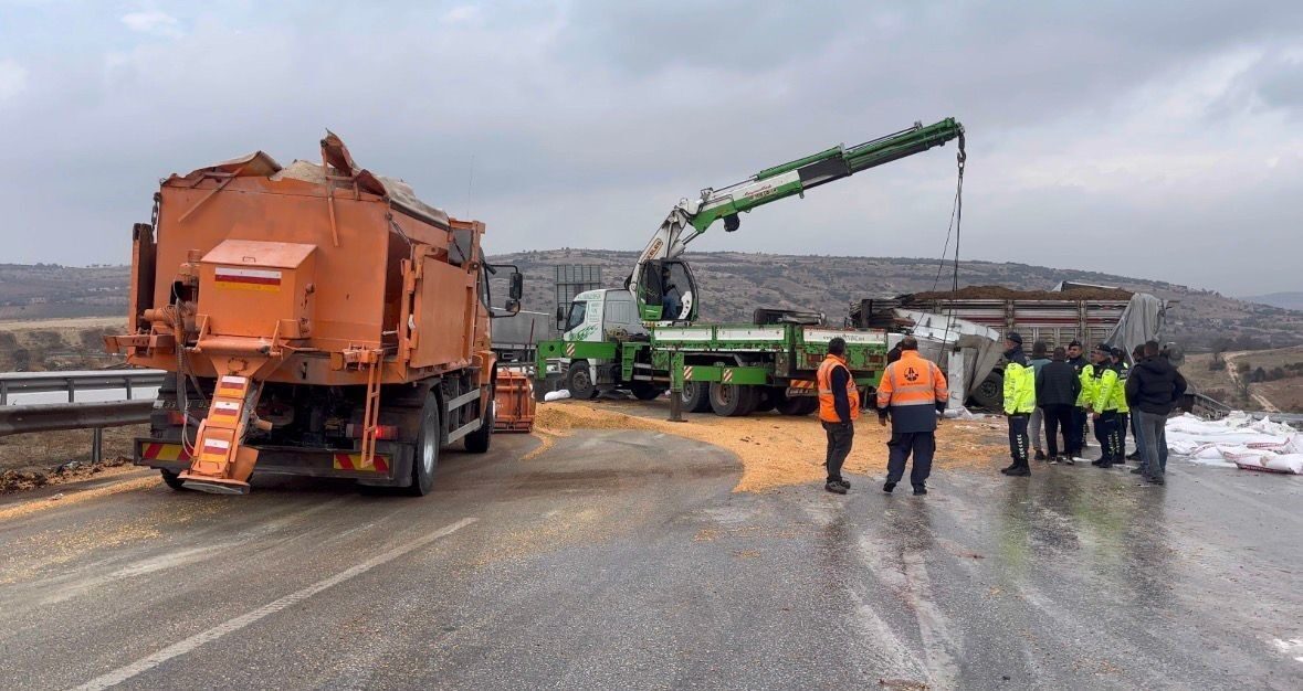 Gaziantep batı gişeleri yakınlarında meydana gelen 3 tırlık kazada yanma