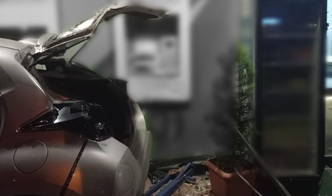 Aydın’da Direksiyon Kontrolünü Kaybeden Araç Banka Şubesine Çarptı, İki Kişi Yaralandı Aydın'ın Efeler ilçesinde, sürücüsünün direksiyon hakimiyetini kaybettiği otomobil, takla atarak