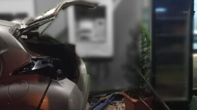 Aydın'ın Efeler ilçesinde, sürücüsünün direksiyon hakimiyetini kaybettiği otomobil, takla atarak