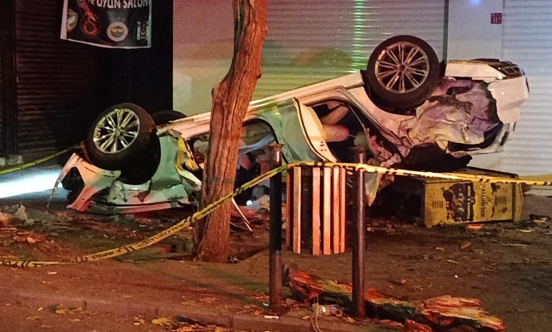 Diyarbakır'ın Yenişehir ilçesinde bir otomobil direksiyon hakimiyetini kaybederek takla attı.