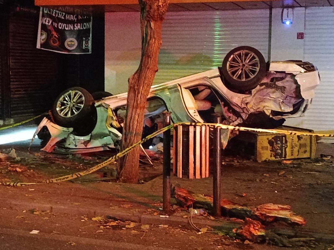 Diyarbakır’da direksiyon hâkimiyetini kaybeden otomobil takla attı: 1 ölü, 1 yaralı