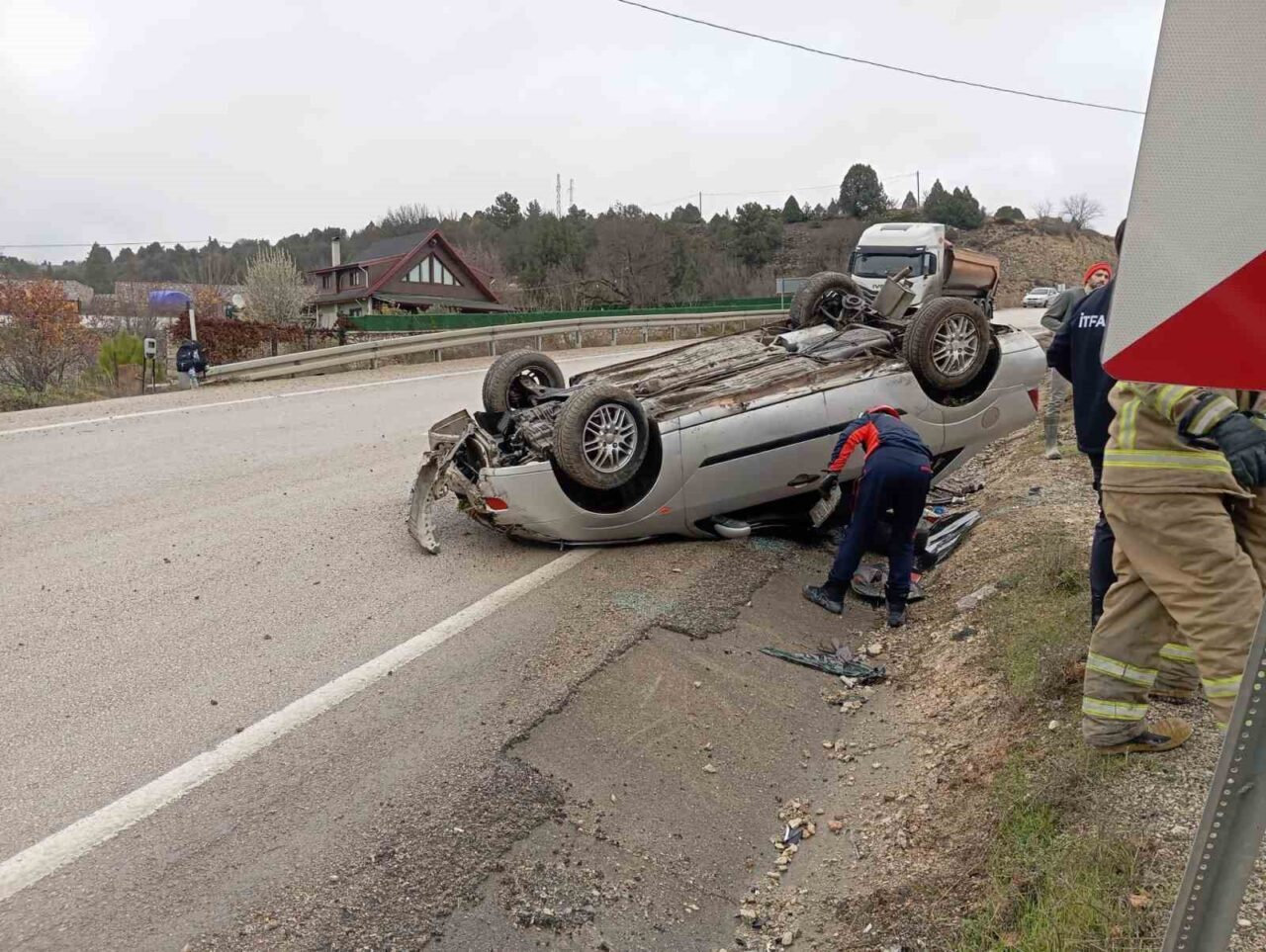 Karabük'ün Safranbolu ilçesinde Nevzat A. yönetimindeki otomobil, Konarı köyü civarında