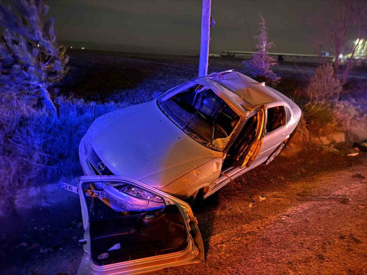 Eskişehir'de Bursa-Eskişehir karayolunda sürücüsünün kontrolünü kaybettiği otomobil, takla atarak şarampole