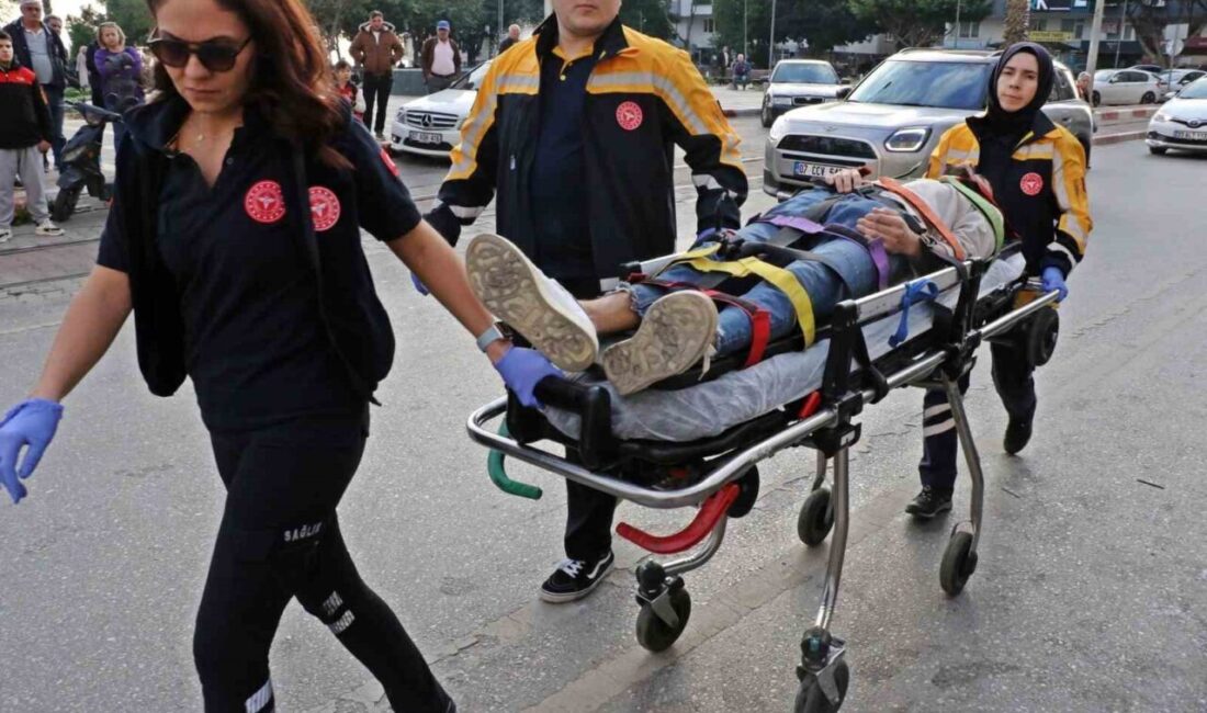 Antalya'nın Muratpaşa ilçesinde, ticari taksiyle çarpışan motosiklet üzerindeki iki genç