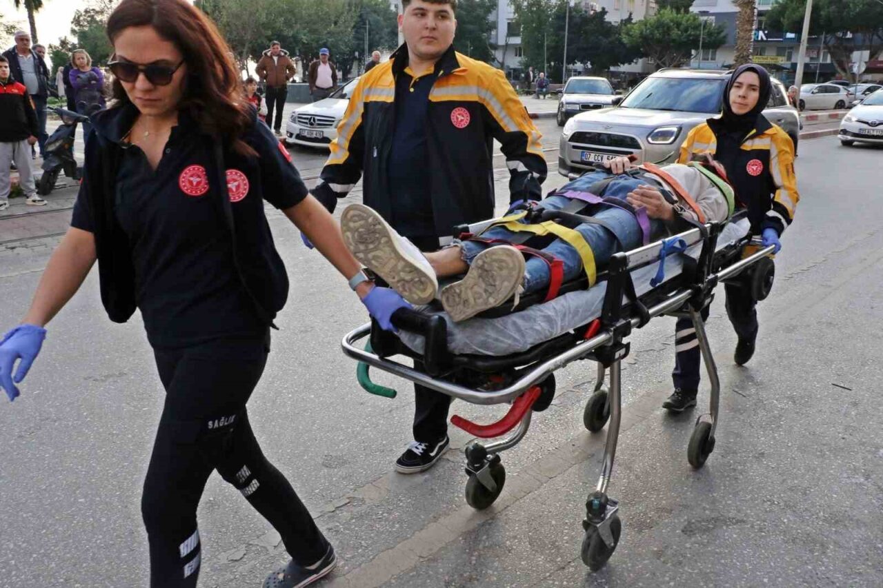 Antalya’da Motosikletle Taksi Çarpıştı, 2 Genç Yaralandı