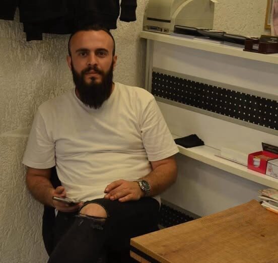 Zeytinburnu’nda Taksici Erhan Çiftçi’yi Bıçaklayarak Öldüren Zanlı Serkan B. Tutuklandı Zeytinburnu'nda, taksici Erhan Çiftçi'yi bıçaklayarak öldüren Serkan B., cinayette kullandığı