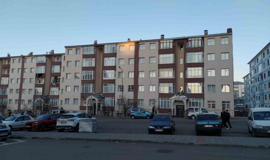 Erzurum'da beş katlı bir apartmanın çatısına çıkan Ümit Akın (35),