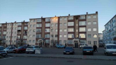 Erzurum'da beş katlı bir apartmanın çatısına çıkan Ümit Akın (35),